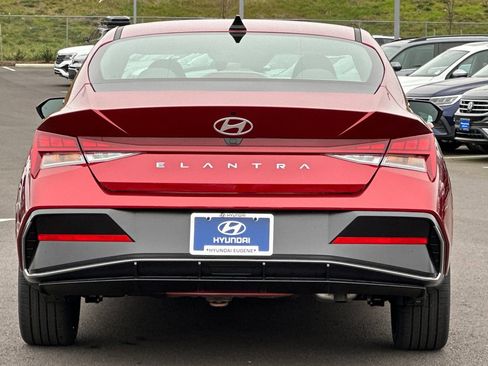 Used 2025 Hyundai Elantra SEL image 4