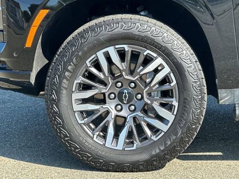 Used 2025 Chevrolet Suburban Z71 AWD/4WD image 32