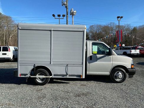 Used 2017 Chevrolet Express 3500 image 4