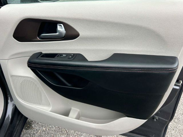 Used 2017 Chrysler Pacifica LX FWD image 22