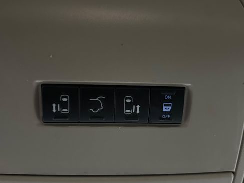 Used 2014 Dodge Grand Caravan SXT image 18