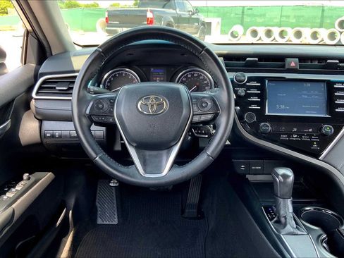 Used 2018 Toyota Camry SE FWD image 5