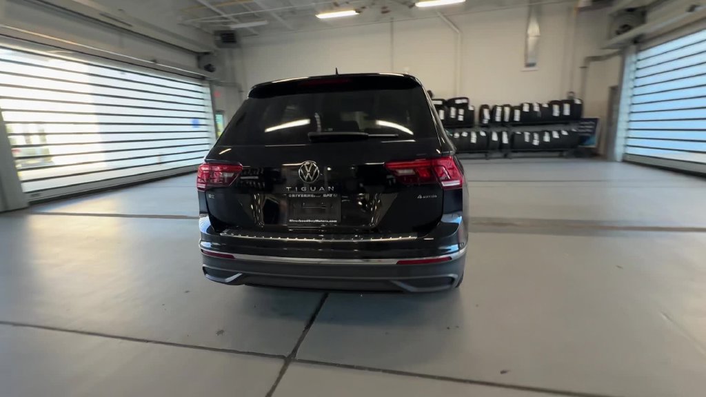 Certified 2023 Volkswagen Tiguan SE w/ Panoramic Sunroof Package AWD/4WD image 9