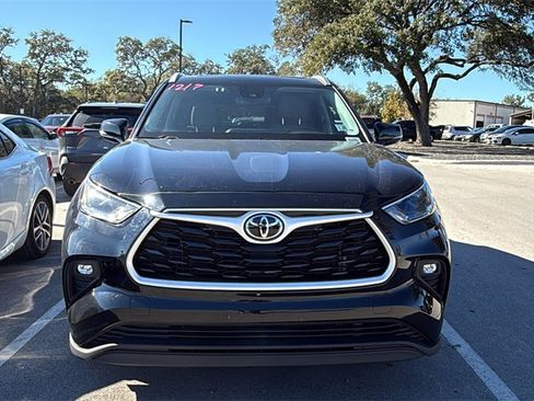 Used 2023 Toyota Highlander XLE image 2