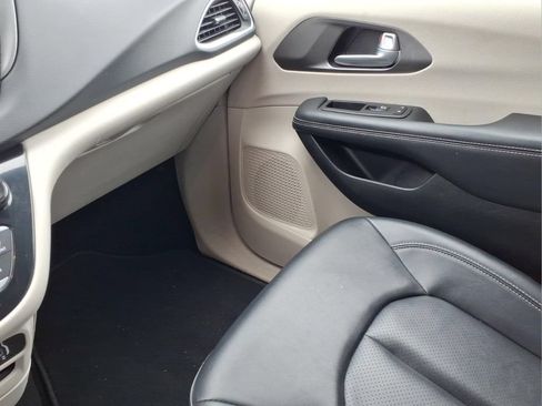 Used 2024 Chrysler Pacifica Touring-L FWD image 23