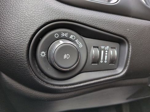 Used 2019 Jeep Renegade Altitude w/ UConnect 8.4 Nav Group AWD/4WD image 17