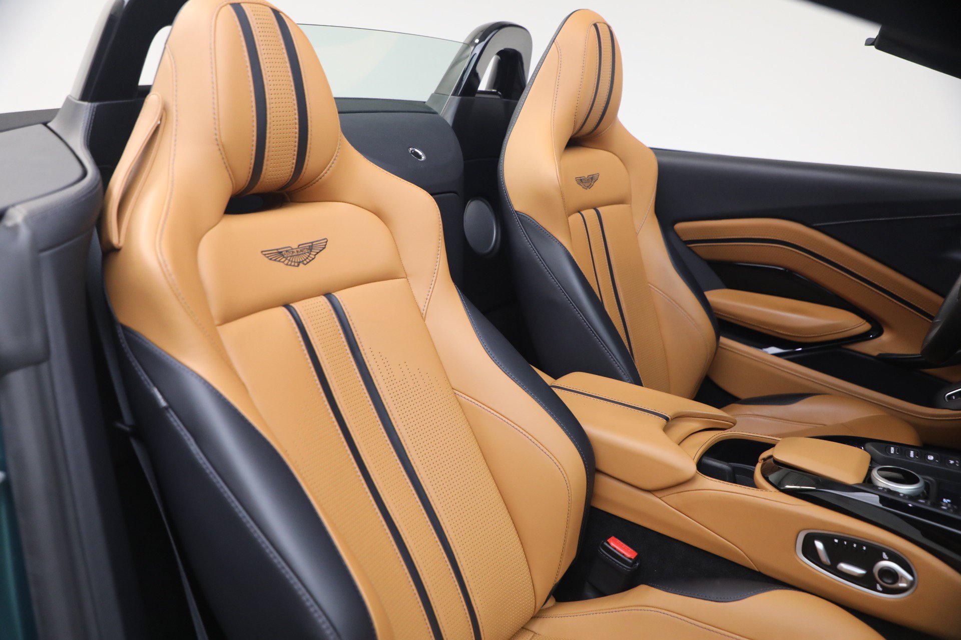 Used 2023 Aston Martin V8 Vantage Roadster RWD image 35