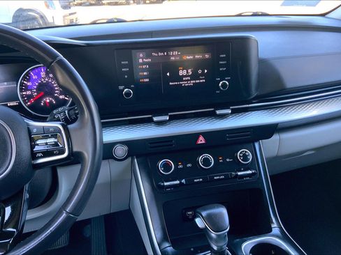 Used 2024 Kia Carnival LX image 8