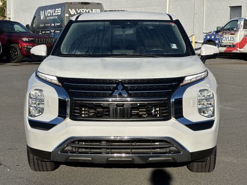 Used 2022 Mitsubishi Outlander ES image 2