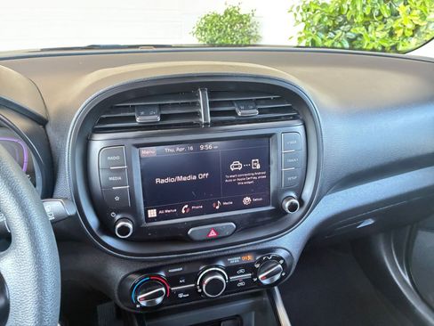 Used 2025 Kia Soul LX w/ LX Technology Package FWD image 20