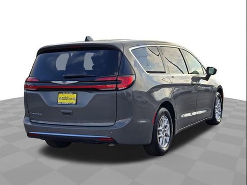 Used 2023 Chrysler Pacifica Touring-L FWD image 4