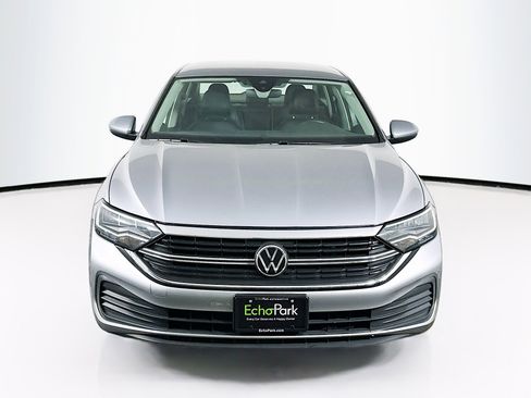 Used 2024 Volkswagen Jetta SE image 2