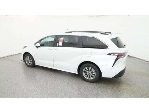New 2026 Toyota Sienna XLE image 4