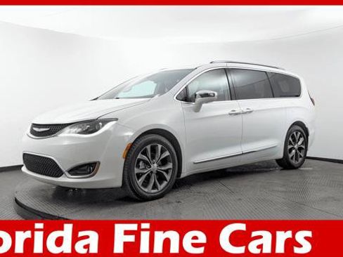 Used 2017 Chrysler Pacifica Limited w/ Tire & Wheel Group FWD image 1