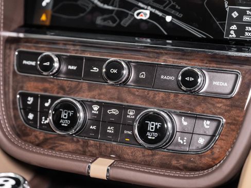 Used 2025 Bentley Bentayga Extended Wheelbase image 44