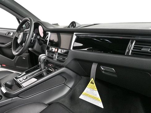Certified 2026 Porsche Macan image 25