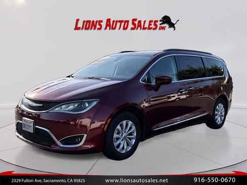 Used 2017 Chrysler Pacifica Touring-L FWD image 9