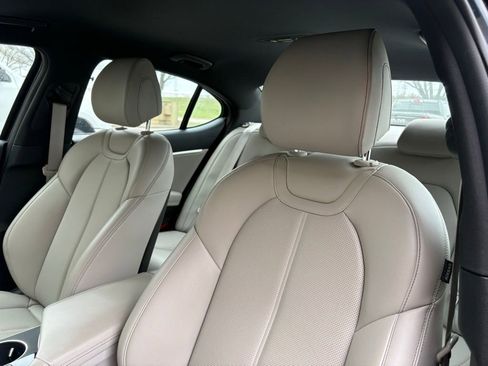 Used 2023 Genesis G70 2.0T image 22