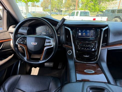 Used 2015 Cadillac Escalade Luxury AWD/4WD image 11