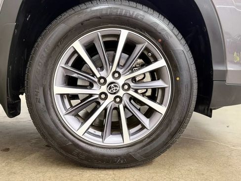 Used 2019 Toyota Highlander XLE FWD image 4