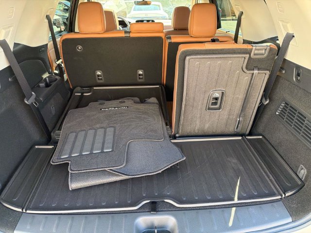 Certified 2025 Nissan Pathfinder Platinum w/ Black Appearance Package FWD image 7