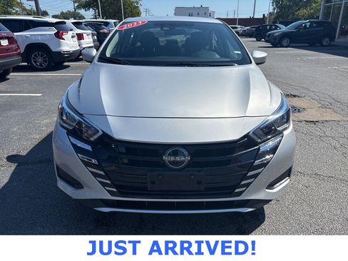 Used 2023 Nissan Versa SV image 2