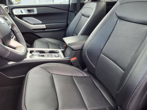 Used 2024 Ford Explorer Limited w/ Limited Technology Package AWD/4WD image 3