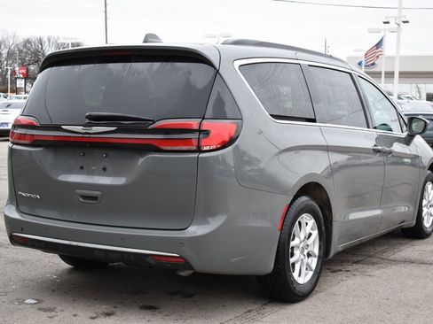 Used 2022 Chrysler Pacifica Touring-L image 5