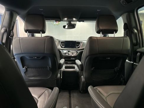 Used 2025 Chrysler Pacifica Select image 24