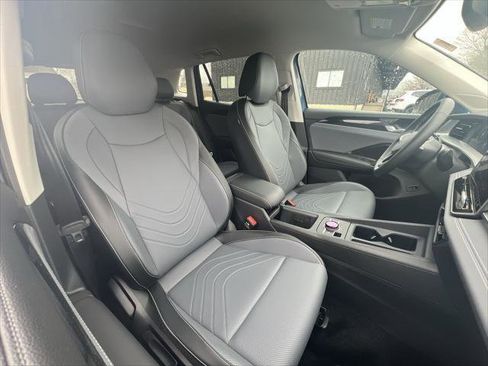 Used 2025 Volkswagen Tiguan SE AWD/4WD image 23