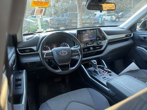 Used 2021 Toyota Highlander LE image 2