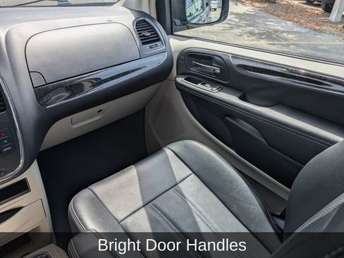 Used 2016 Chrysler Town & Country Touring-L FWD image 22