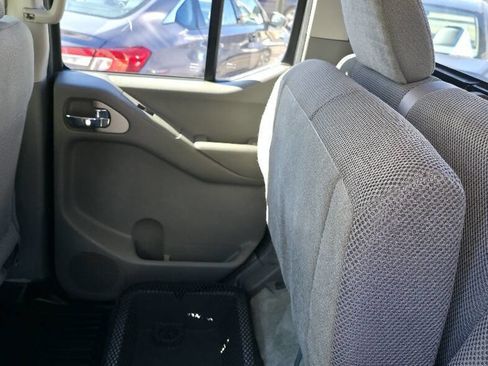 Used 2016 Nissan Frontier SV w/ SV Value Truck Package AWD/4WD image 12