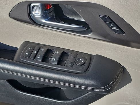 Certified 2023 Chrysler Pacifica Touring-L FWD image 28