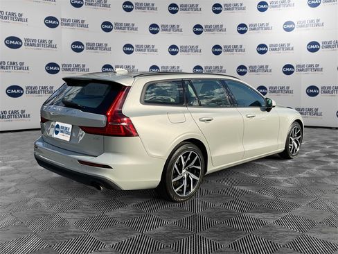 Used 2020 Volvo V60 T5 Momentum image 5