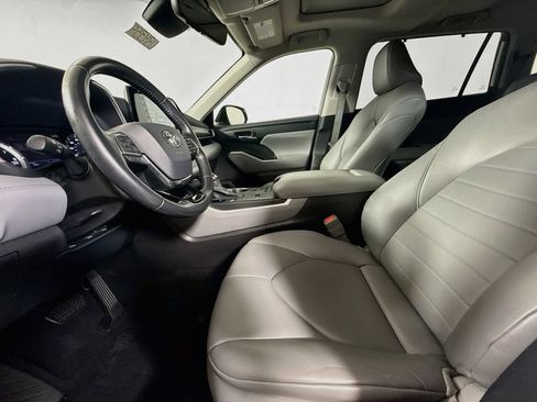 Used 2021 Toyota Highlander XLE FWD image 21