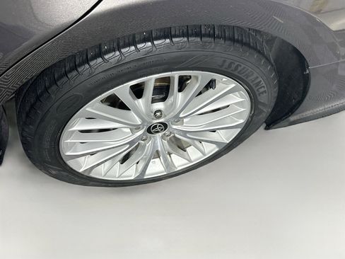 Used 2020 Toyota Camry XLE image 11