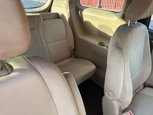 Used 2015 Kia Sedona LX image 16