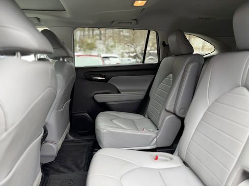 Used 2022 Toyota Highlander XLE image 8