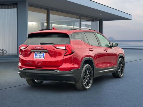 Used 2023 GMC Terrain SLE w/ Driver Convenience Package image 4