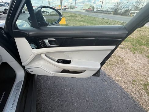 Used 2018 Porsche Panamera 4S image 23