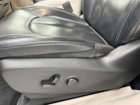 Used 2022 Chrysler Pacifica Touring-L FWD image 14