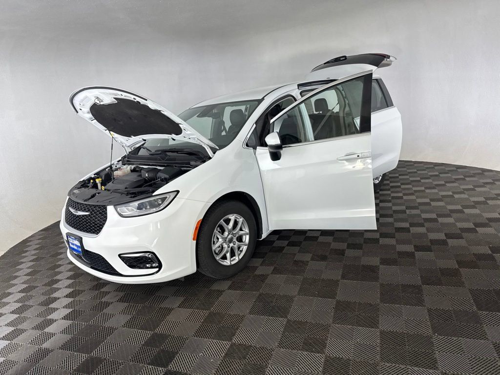 Used 2023 Chrysler Pacifica Touring-L FWD image 11