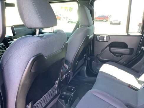 Used 2024 Jeep Gladiator Rubicon w/ Technology Group AWD/4WD image 19