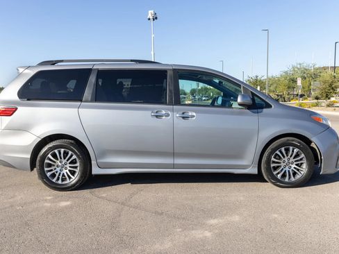 Used 2018 Toyota Sienna XLE image 6