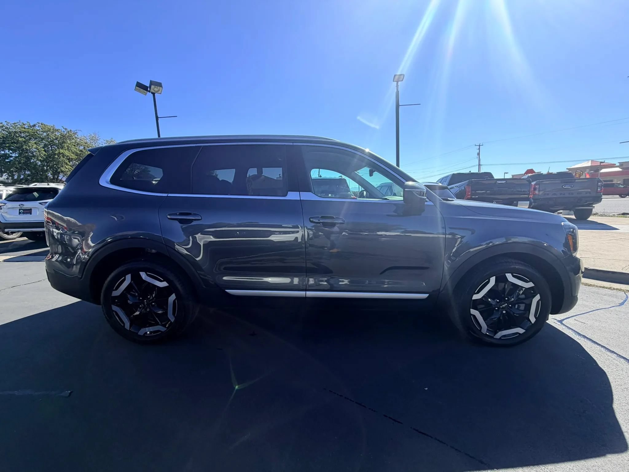 Used 2024 Kia Telluride EX AWD/4WD image 2