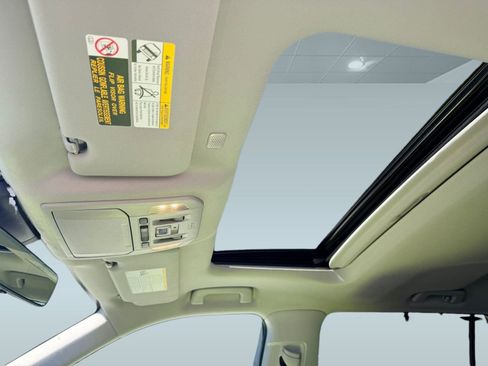 Used 2022 Toyota Highlander XLE image 13