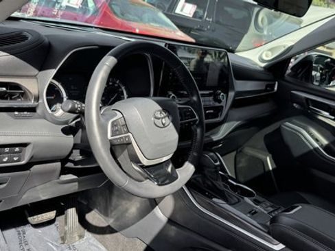 Used 2022 Toyota Highlander Limited image 11