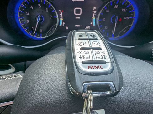 Used 2023 Chrysler Pacifica Touring-L FWD image 23