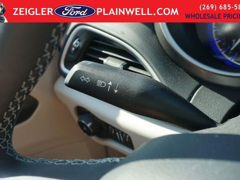 Used 2024 Chrysler Pacifica Touring-L FWD image 27